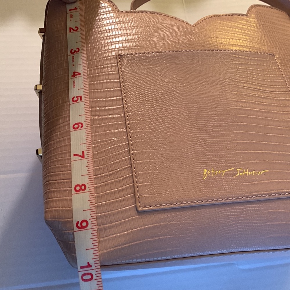 BETSY JOHNSON.Croc embossed pink faux leather structured shoulder bag w/… - Picture 14 of 15